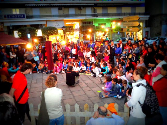Στην πλατεία καπνεργάτη παρουσιάζοντας το παραμύθι 