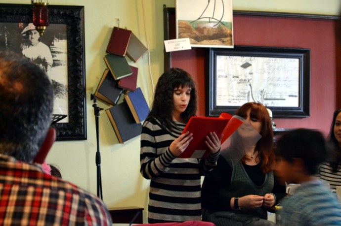 Η Εύη Καπατζιά αφιέρωσε στους Παραμυθάδες το παραμύθι που έγραψε "Η μικρή κούκλα" και μας το διάβασε στην εκδήλωση της κοπής της πίτας μας. Την ευχαριστούμε θερμά!