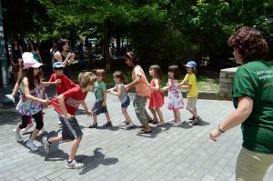 Παίζοντας το παιχνίδι Η ουρά του δράκου