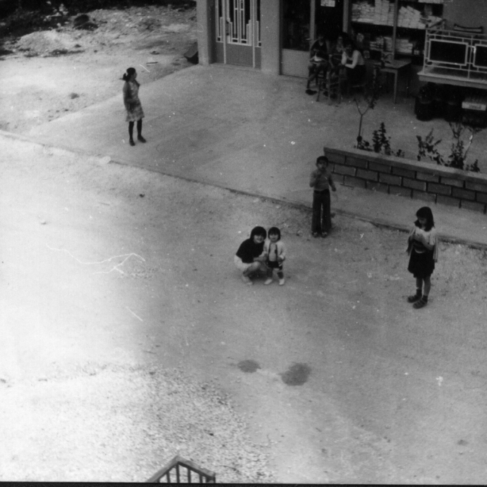 Η γειτονιά μου όπως την έβλεπες από το μπαλκόνι του σπιτιού μου. Ο μπόμπιρας στο κέντρο είναι ο υπογράφων.