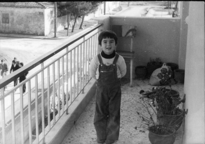 Στο μπαλκόνι του σπιτιού μας, ποζάροντας λίγο πριν κατεβώ για παιχνίδι...