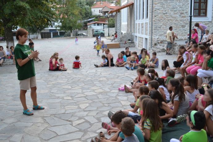 Από την αφήγηση του παραμυθιού "Η κόρη και ο γέρος" σε παιδιά στη Μεσορόπη