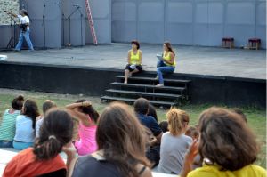 Αφήγηση του παραμυθιού "Ο Πελοπίδας και η Ντάλια" από τους Παραμυθάδες κατά την έναρξη του φεστιβάλ στο Φρούριο της Καβάλας.