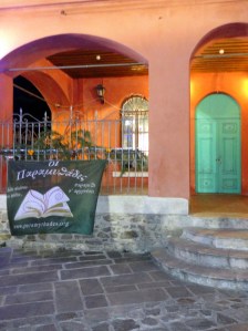 Η σημαία των Παραμυθάδων κυματίζει μπροστά από την Παλιά Μουσική (Χαλήλ Μπέη Τζαμί)